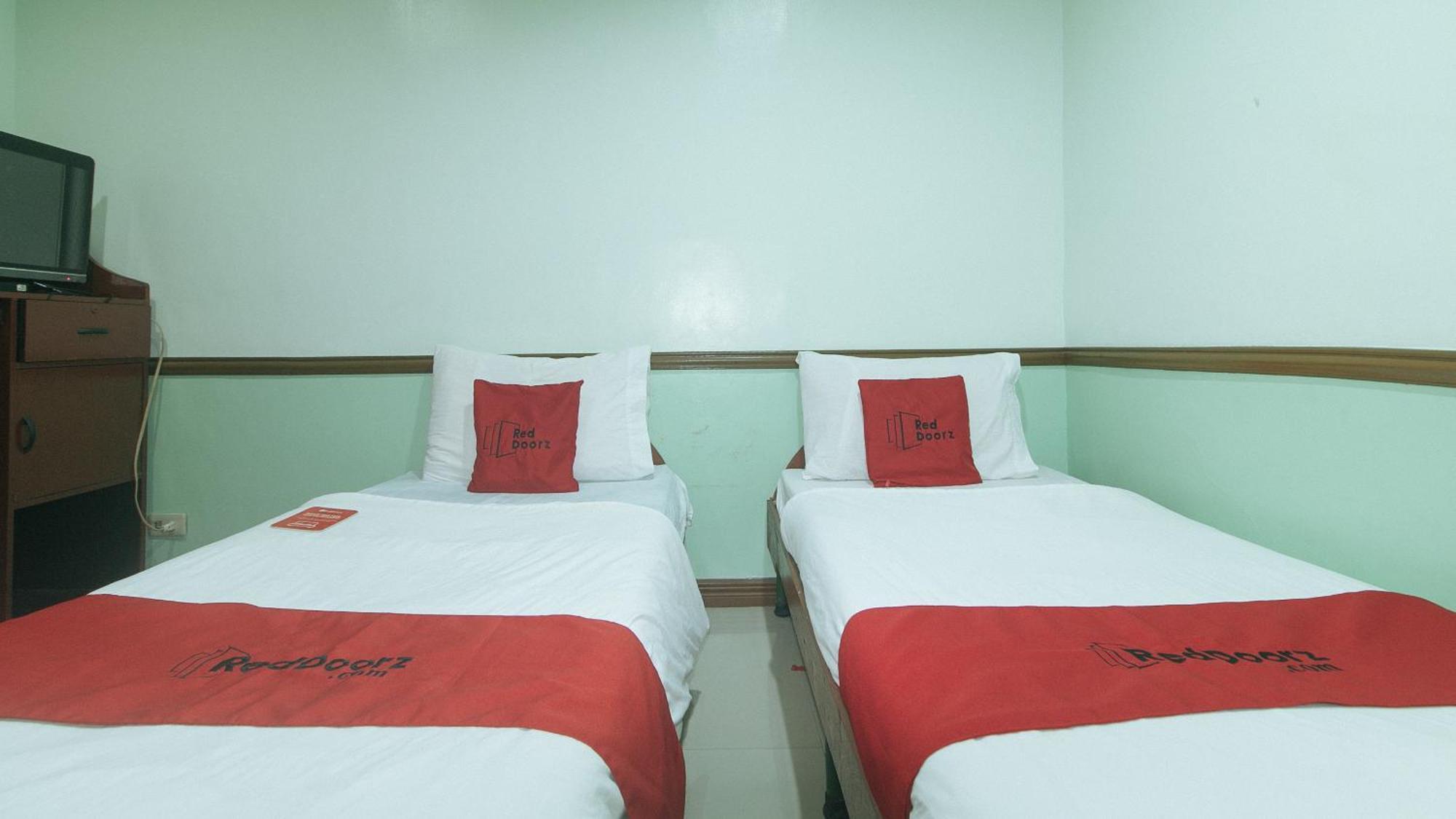 OYO 166 Maanyag Pension House Cebu Bagian luar foto
